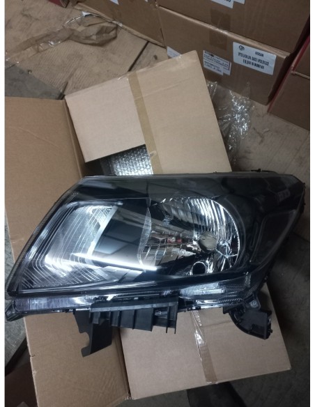 OPTICO IZQUIERDO NISSAN NP300 2015 - 2020 FONDO NEGRO