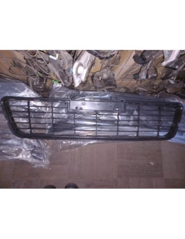 REJILLA PARACHOQUE CENTRAL TOYOTA HILUX 2016 - 2020 NEGRO