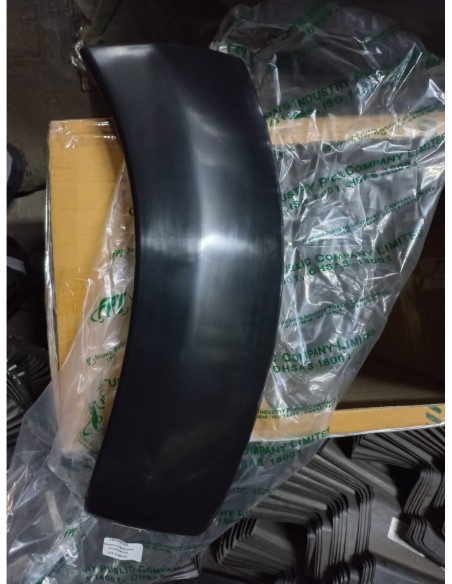 MOLDURA DE PARACHOQUE DERECHA TOYOTA HILUX 2012 - 2015 NEGRO