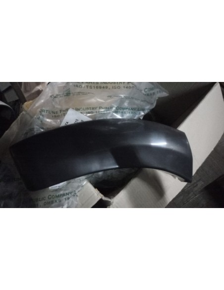 MOLDURA DE PARACHOQUE IZQUIERDA TOYOTA HILUX 2012 - 2015 NEGRO